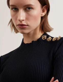 Figurbetontes Stricktop mit Rosenknopfdetails