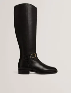 Flache Lederreitstiefel mit Gürteldetail
