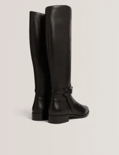 Flache Lederreitstiefel mit Gürteldetail