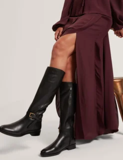 Flache Lederreitstiefel mit Gürteldetail