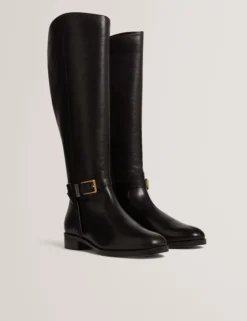 Flache Lederreitstiefel mit Gürteldetail