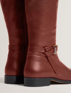 Flache Lederreitstiefel mit Gürteldetail