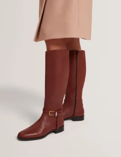 Flache Lederreitstiefel mit Gürteldetail