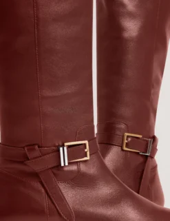 Flache Lederreitstiefel mit Gürteldetail