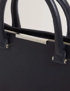 Geformte, breite Ledertasche
