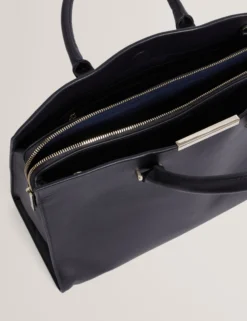 Geformte, breite Ledertasche