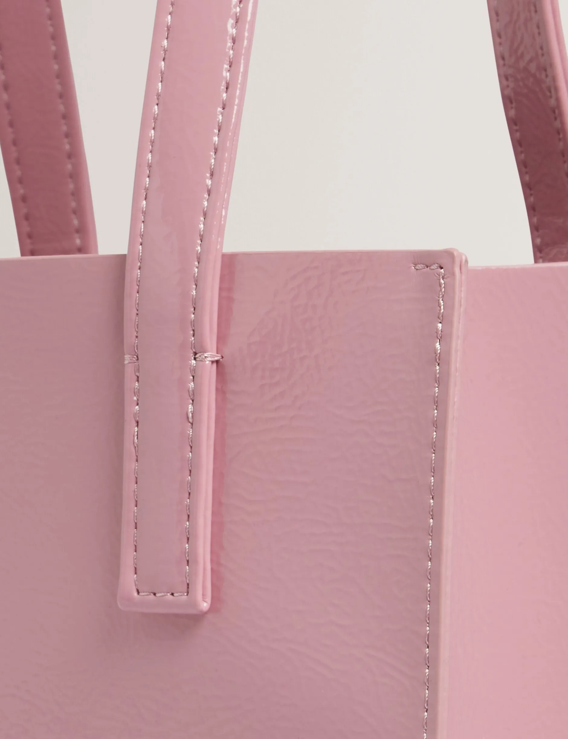 Geknitterte kleine Handtasche aus Kunstleder mit Logo-Prägung