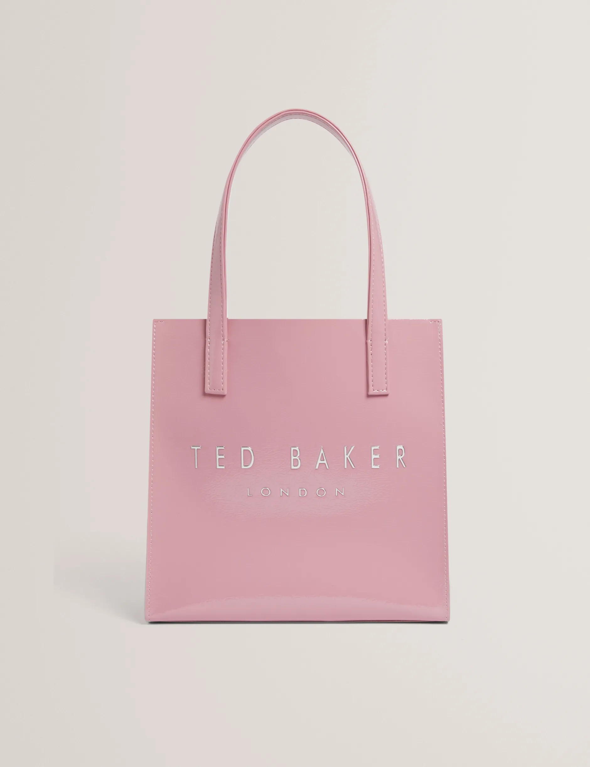 Geknitterte kleine Handtasche aus Kunstleder mit Logo-Prägung