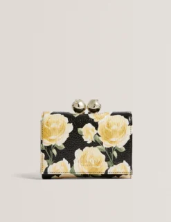 Geldbörse im Dreifachformat aus Leder mit Rosenmuster und Kugelverschluss
