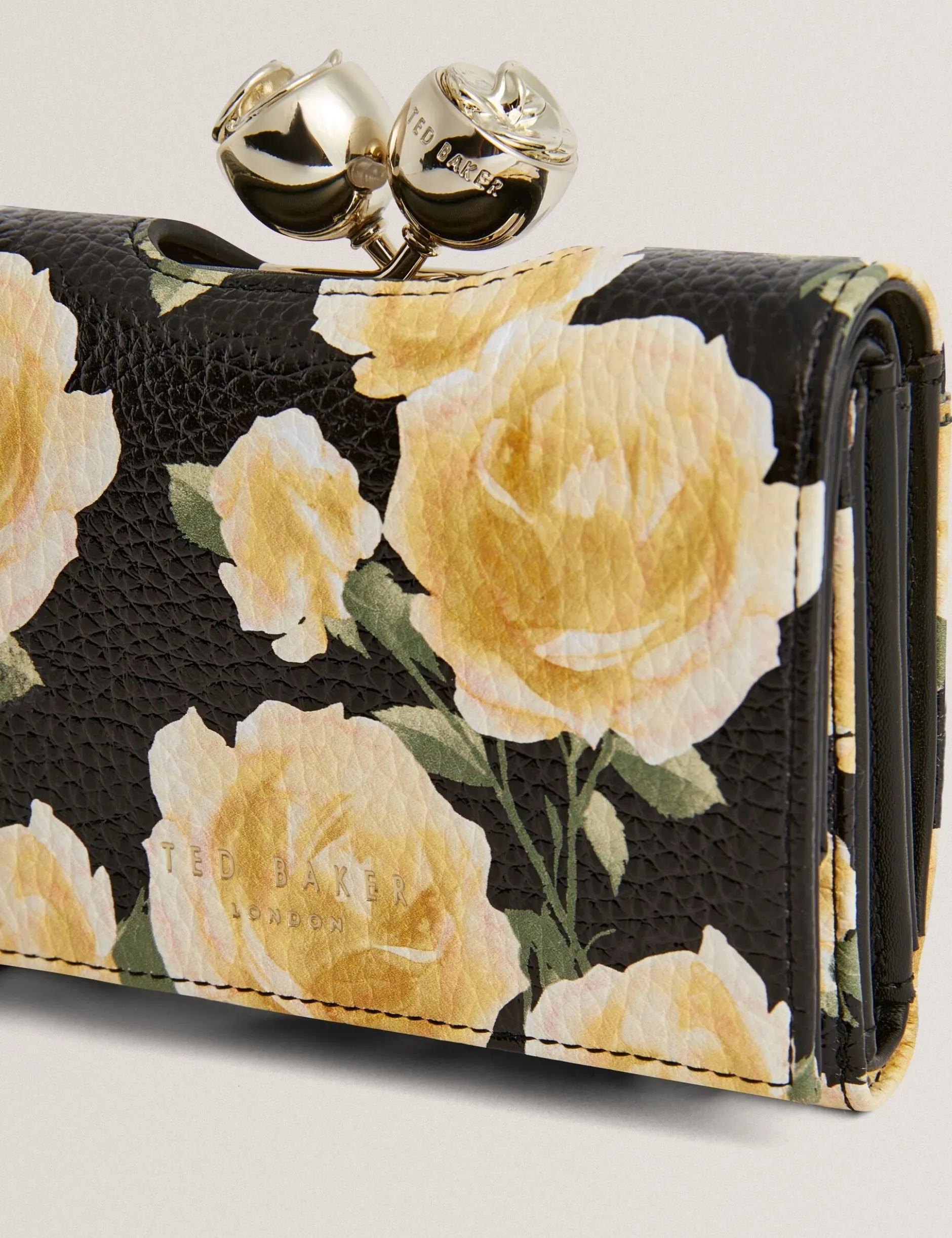 Geldbörse im Dreifachformat aus Leder mit Rosenmuster und Kugelverschluss