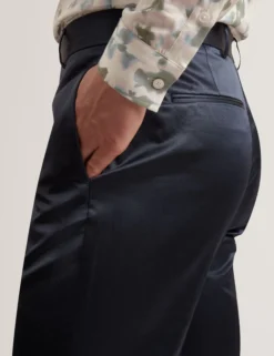 Gerade geschnittene, hochglänzende Hose