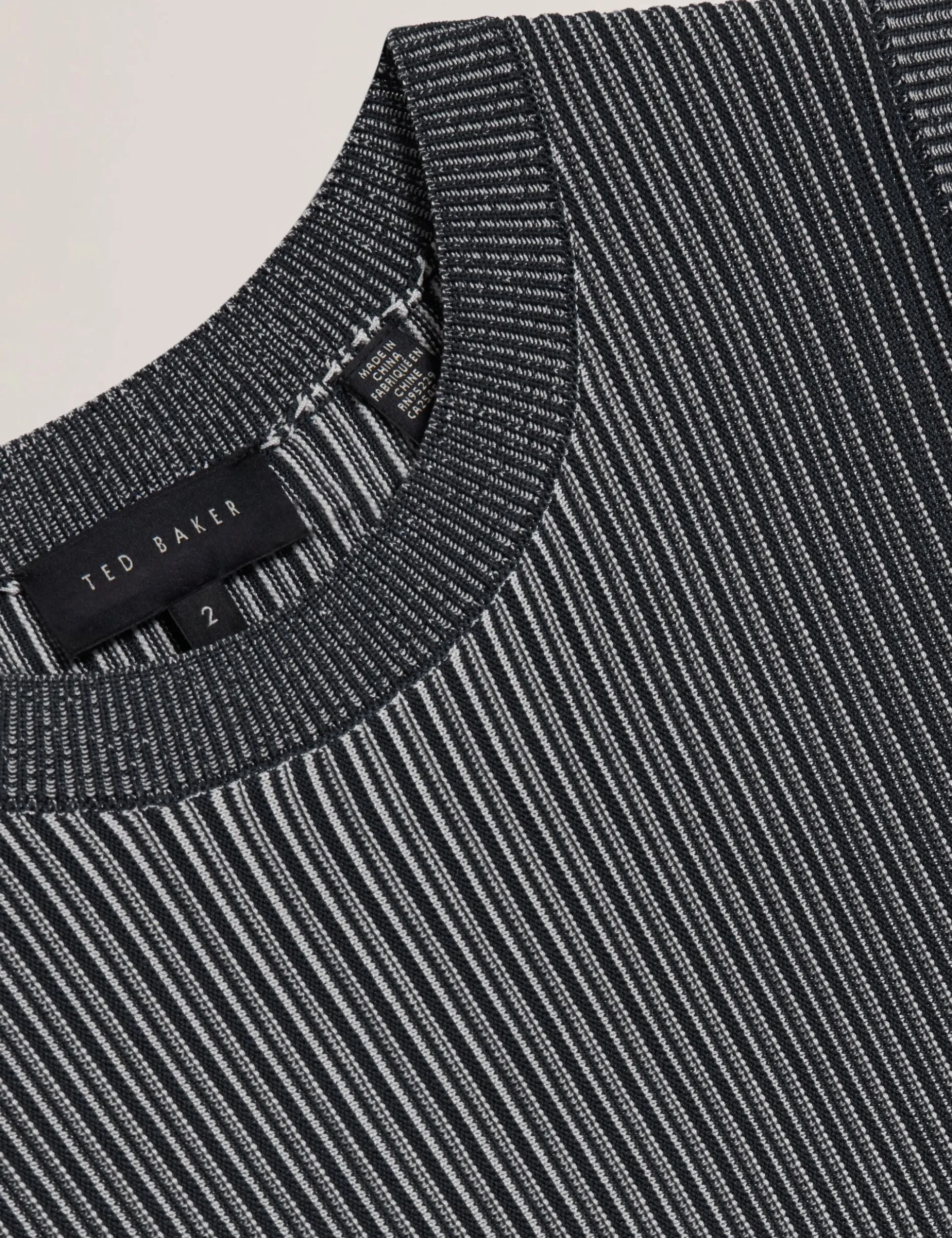 Geripptes Strick-Minikleid mit umgeschlagenem Saum