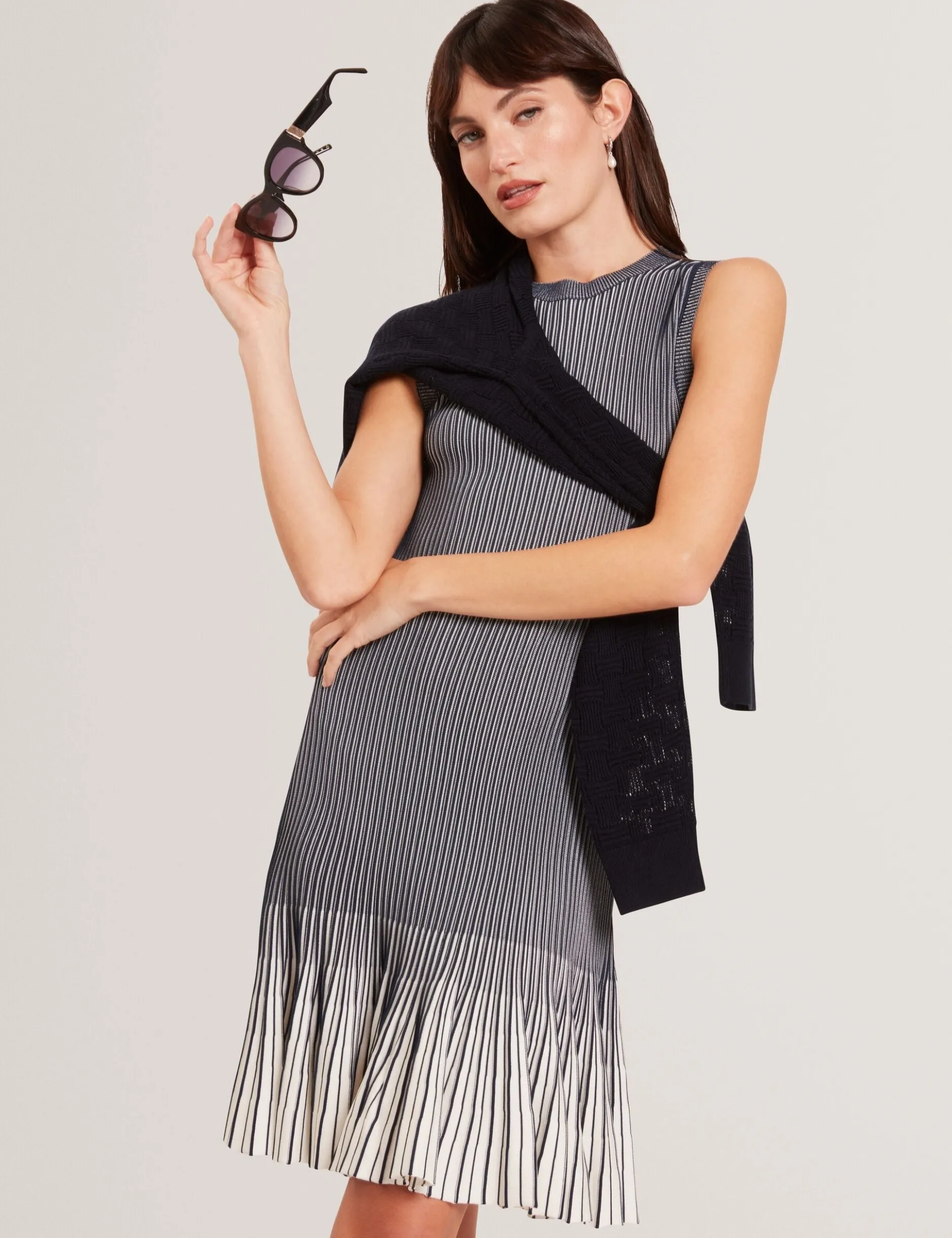 Geripptes Strick-Minikleid mit umgeschlagenem Saum