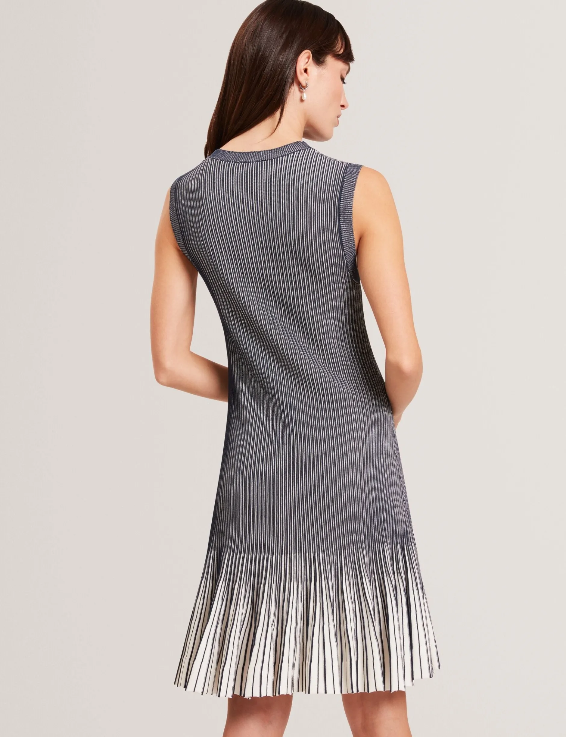 Geripptes Strick-Minikleid mit umgeschlagenem Saum