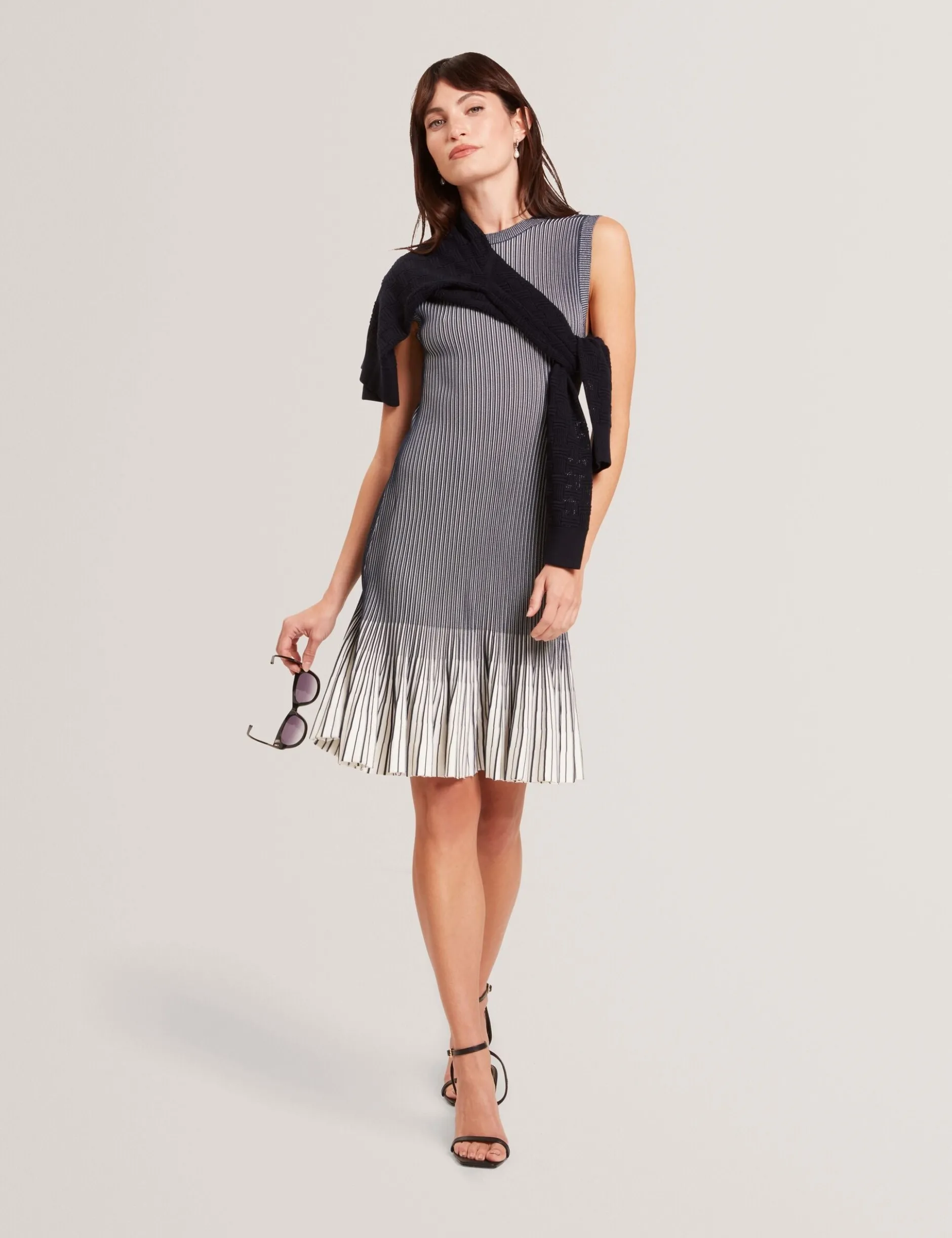 Geripptes Strick-Minikleid mit umgeschlagenem Saum