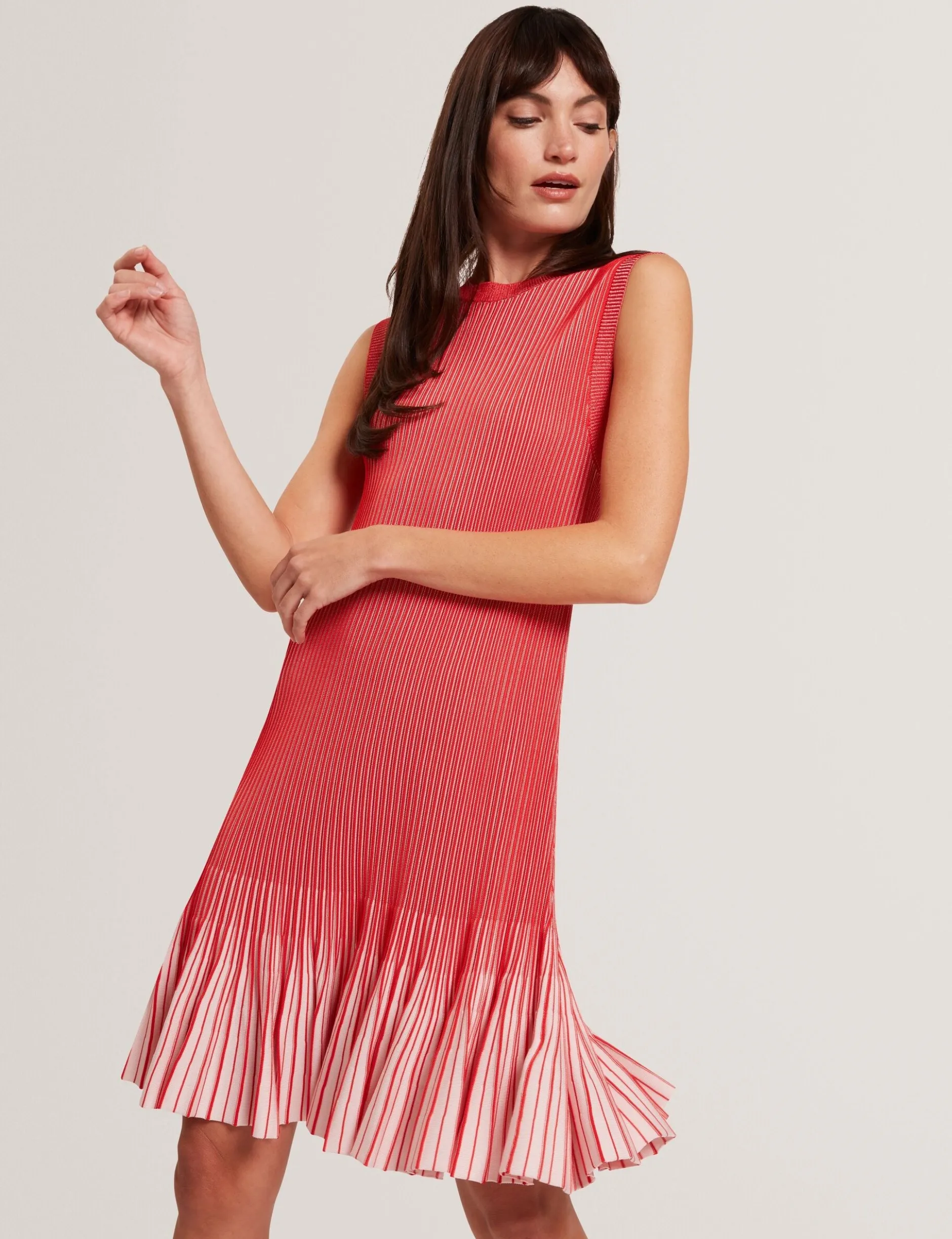 Geripptes Strick-Minikleid mit umgeschlagenem Saum