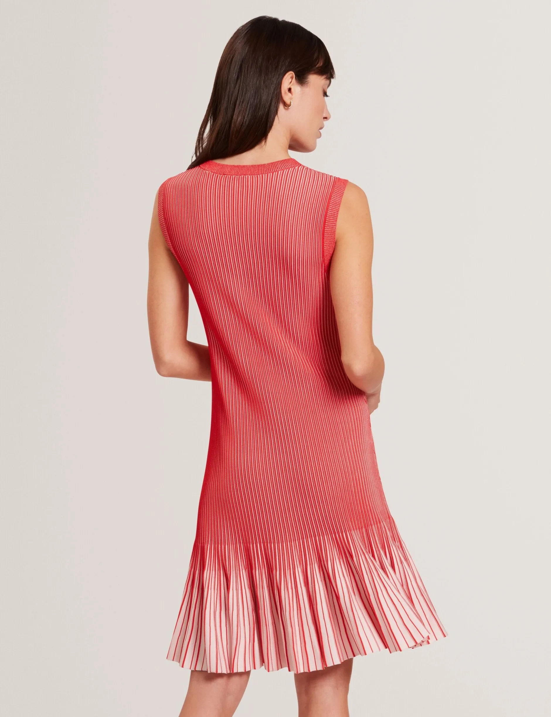 Geripptes Strick-Minikleid mit umgeschlagenem Saum