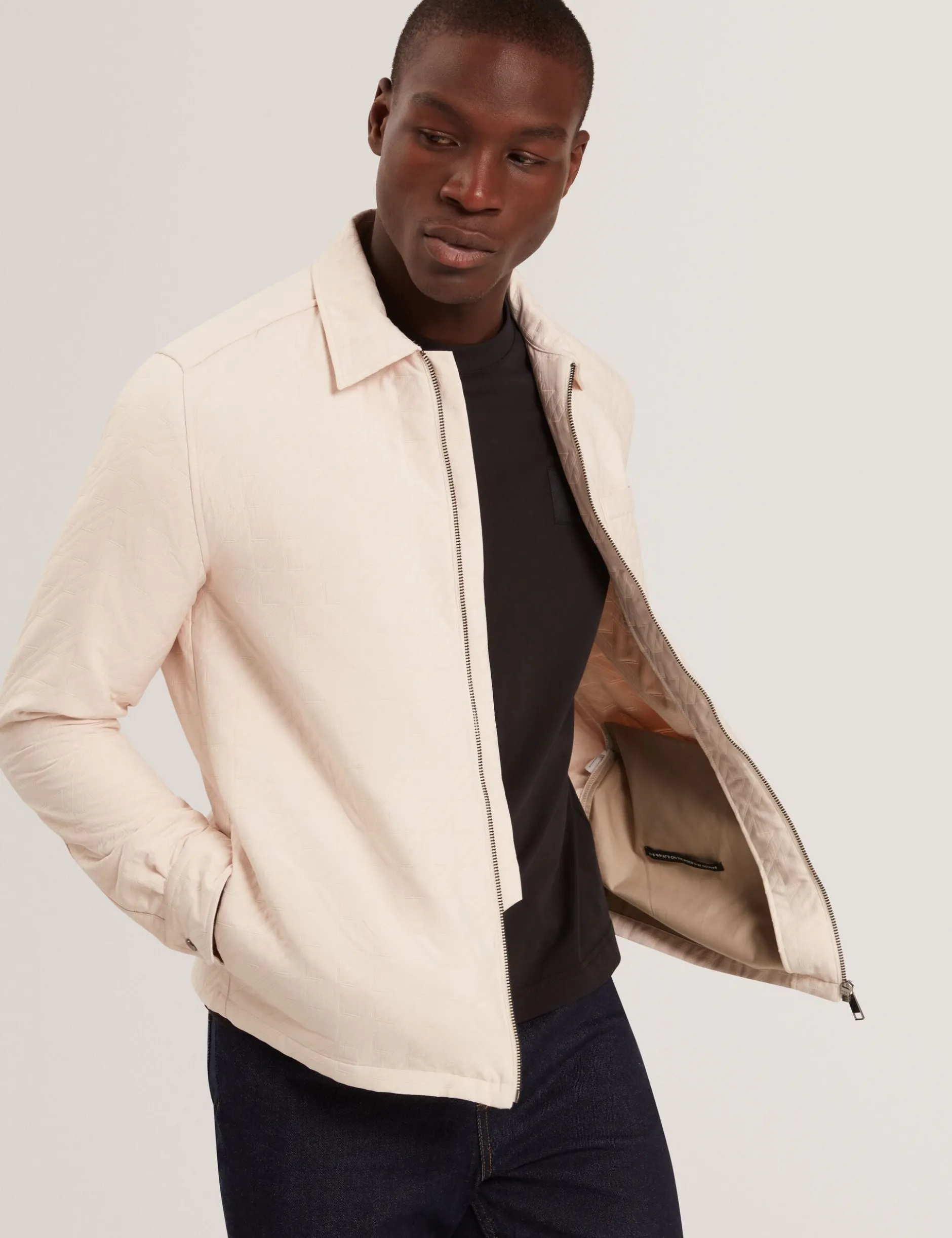 Gestepptes Overshirt mit Struktur und Reißverschluss