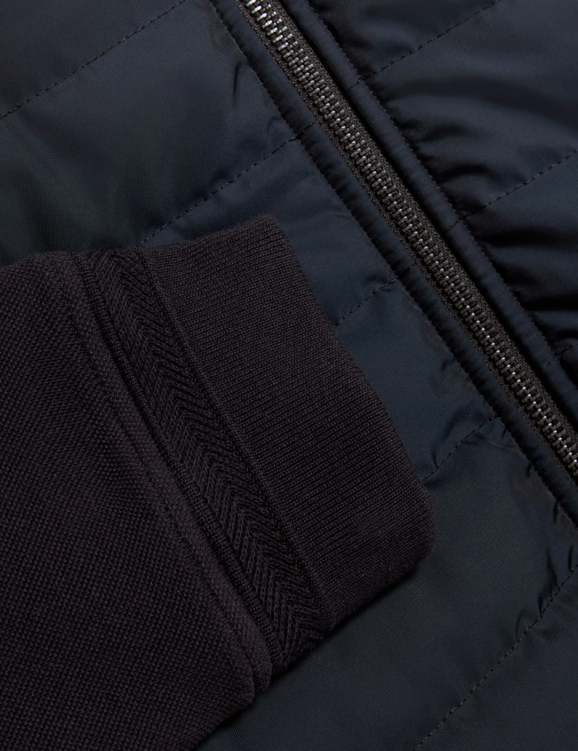 Gesteppte Strickjacke mit durchgehendem Reißverschluss vorne