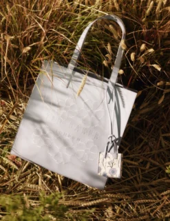 Große bestickte Shopper-Tasche mit Blumenmuster und Anhänger