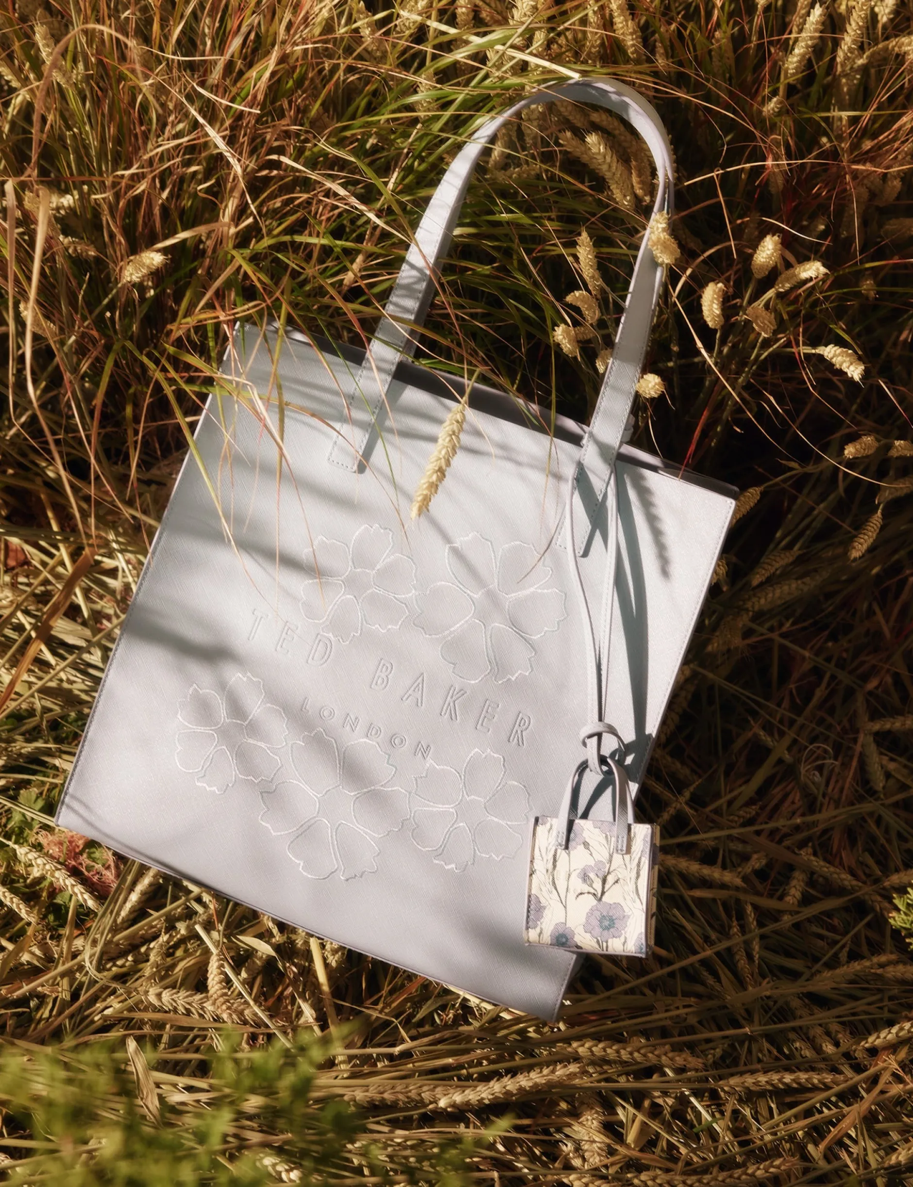 Große bestickte Shopper-Tasche mit Blumenmuster und Anhänger
