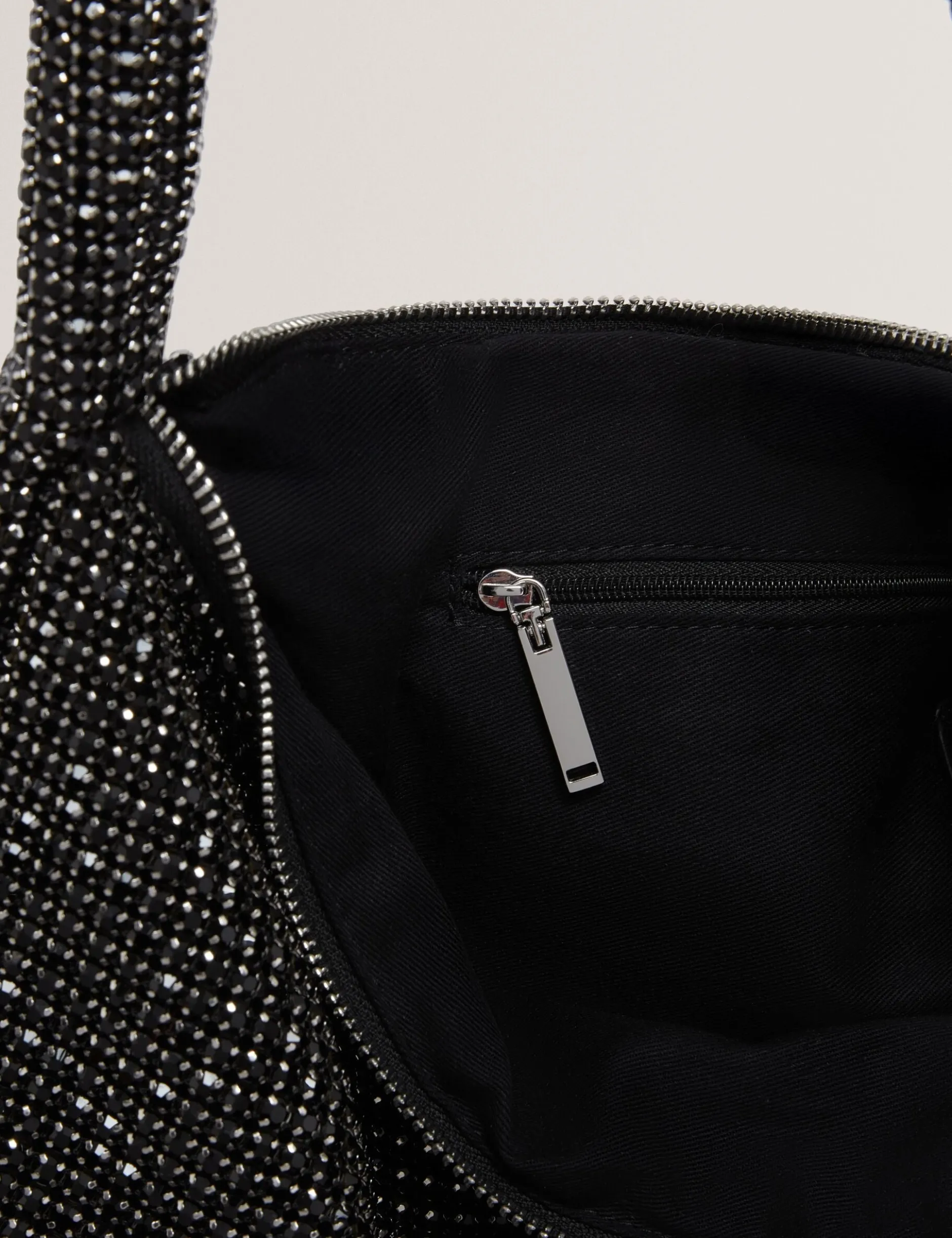 Große, mit Kristallen verzierte Schultertasche