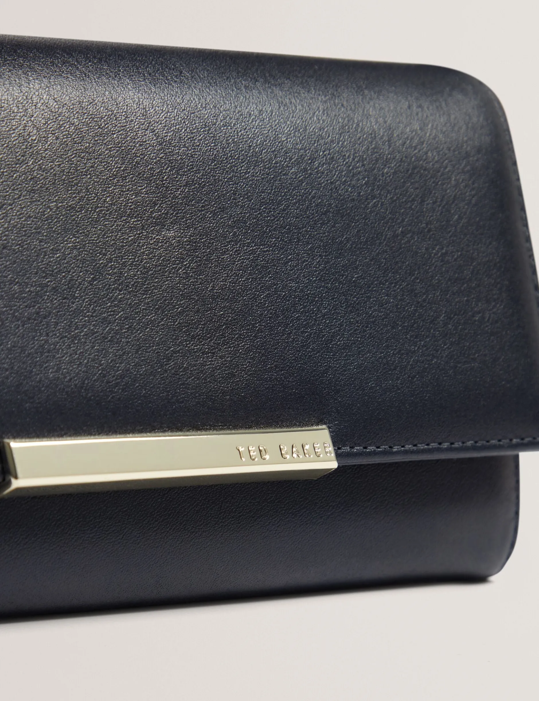 Große zweifach faltbare Handtasche aus Leder mit Bar-Detail