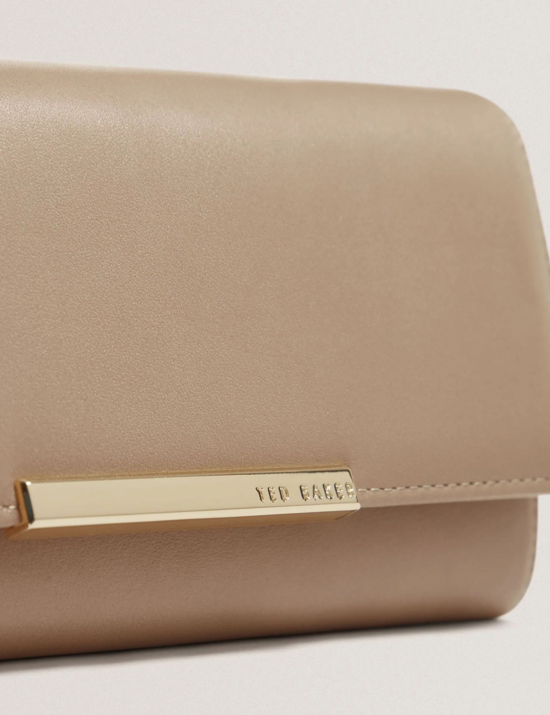 Große zweifach faltbare Handtasche aus Leder mit Bar-Detail
