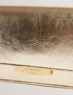 Handtasche mit Schlossdetail an einer Kette