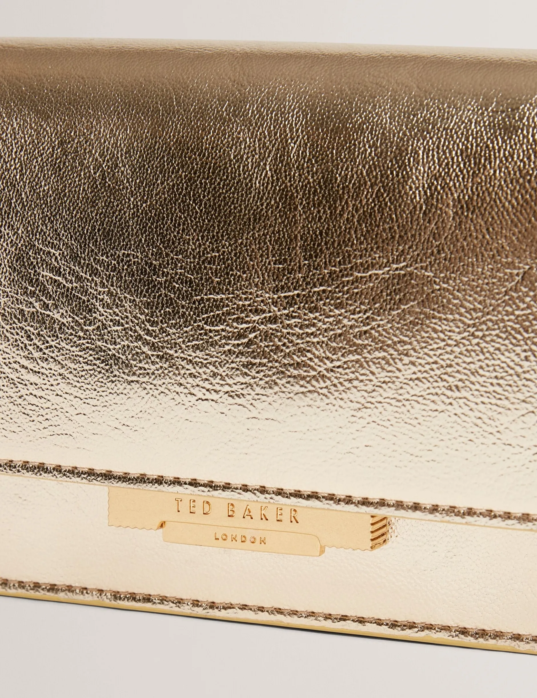 Handtasche mit Schlossdetail an einer Kette