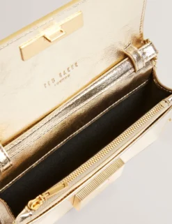 Handtasche mit Schlossdetail an einer Kette