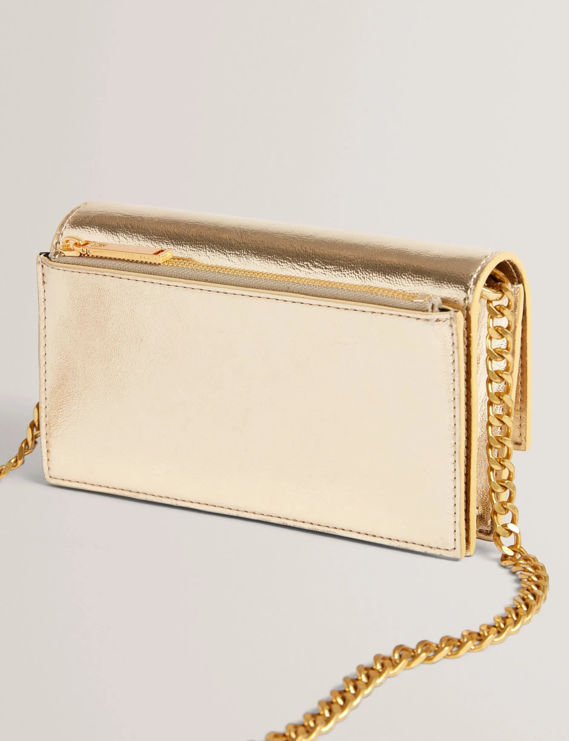 Handtasche mit Schlossdetail an einer Kette