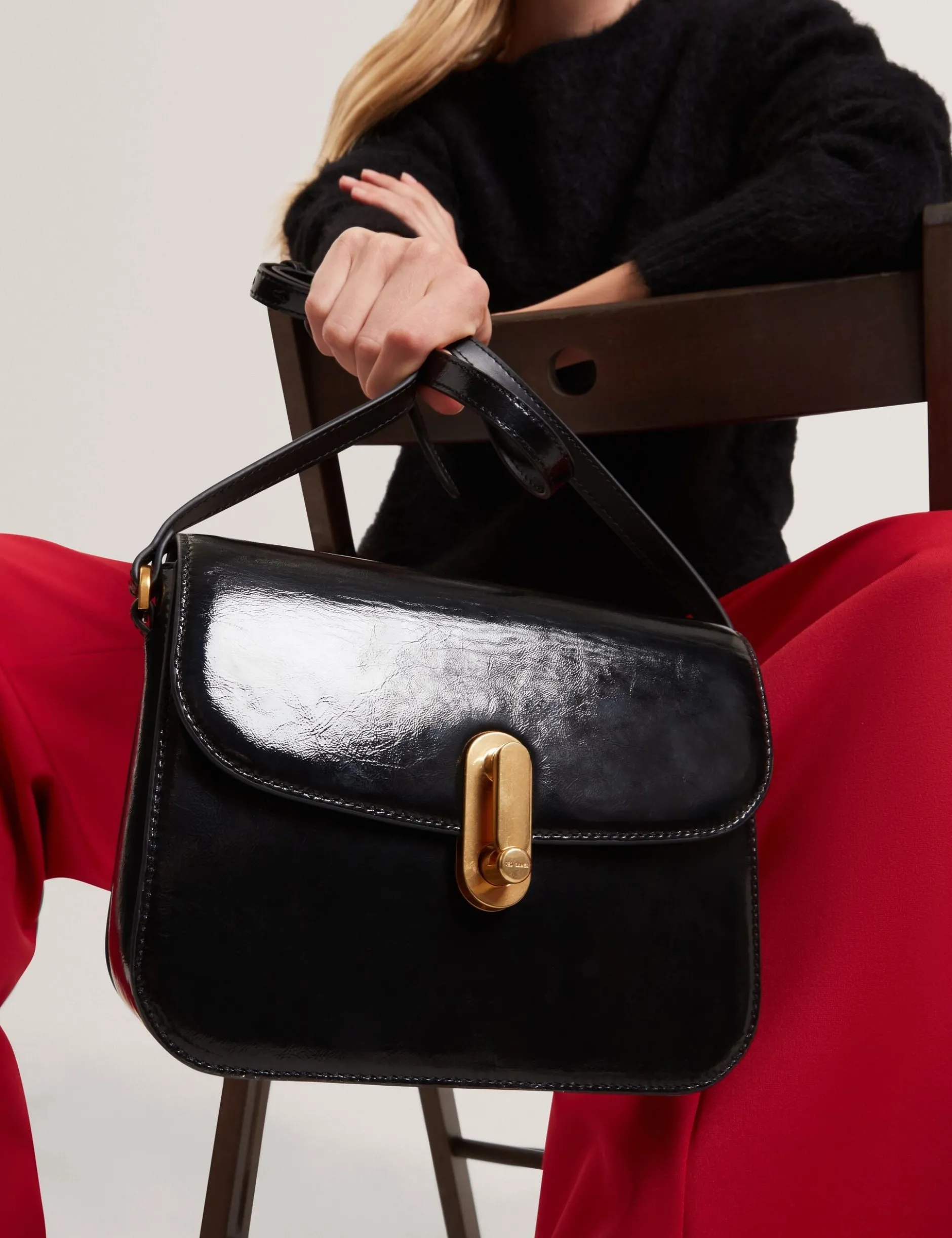 Henkeltasche aus geknittertem Leder mit Drehverschluss