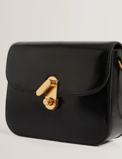 Henkeltasche aus geknittertem Leder mit Drehverschluss