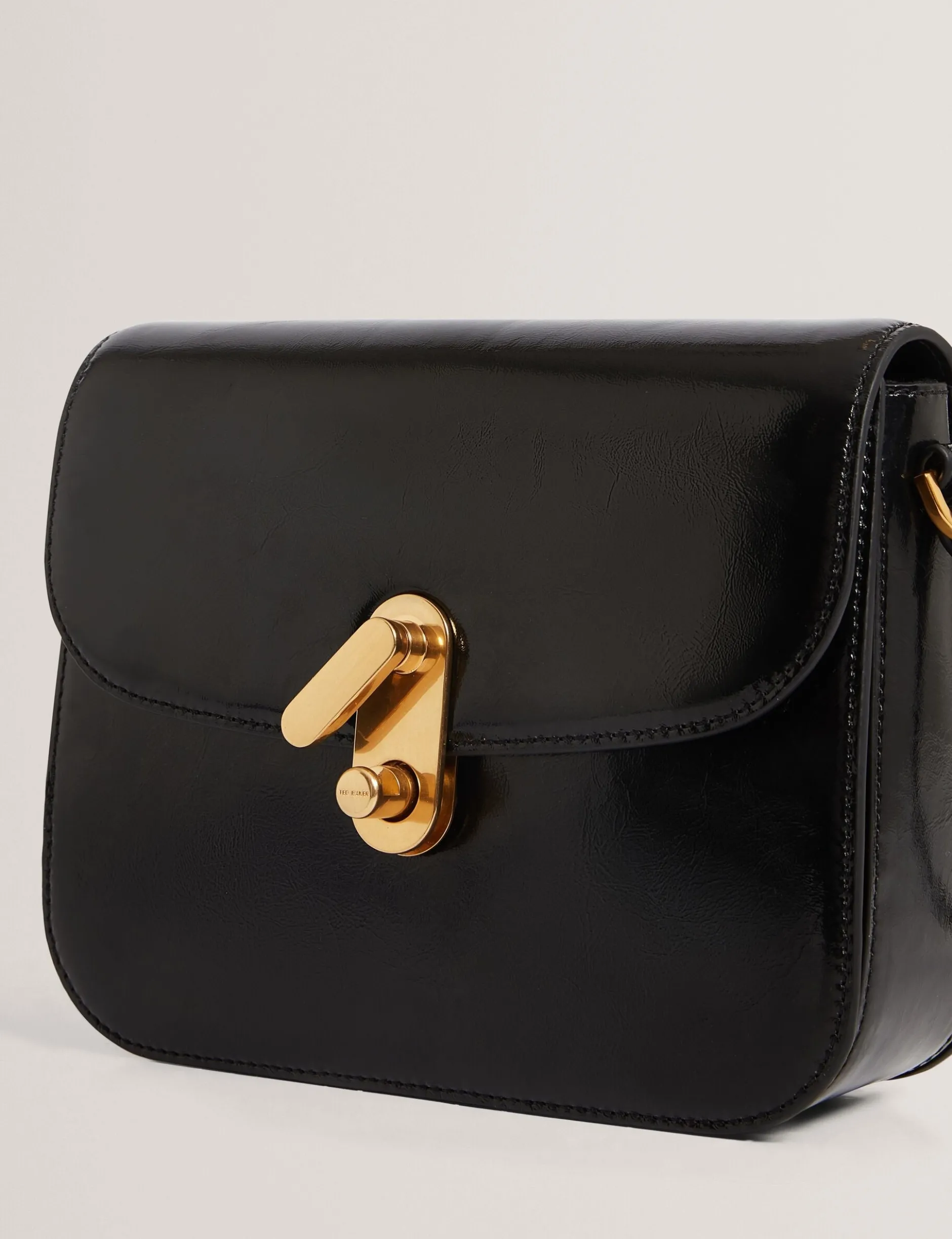 Henkeltasche aus geknittertem Leder mit Drehverschluss