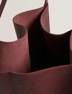 Hohe, strukturierte Tragetasche aus weichem Leder