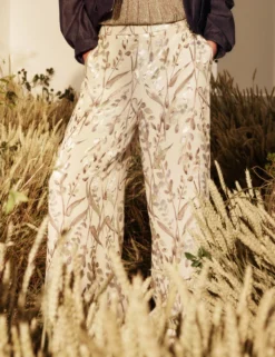 Jacquard-Hose mit weitem Bein und Blattmuster