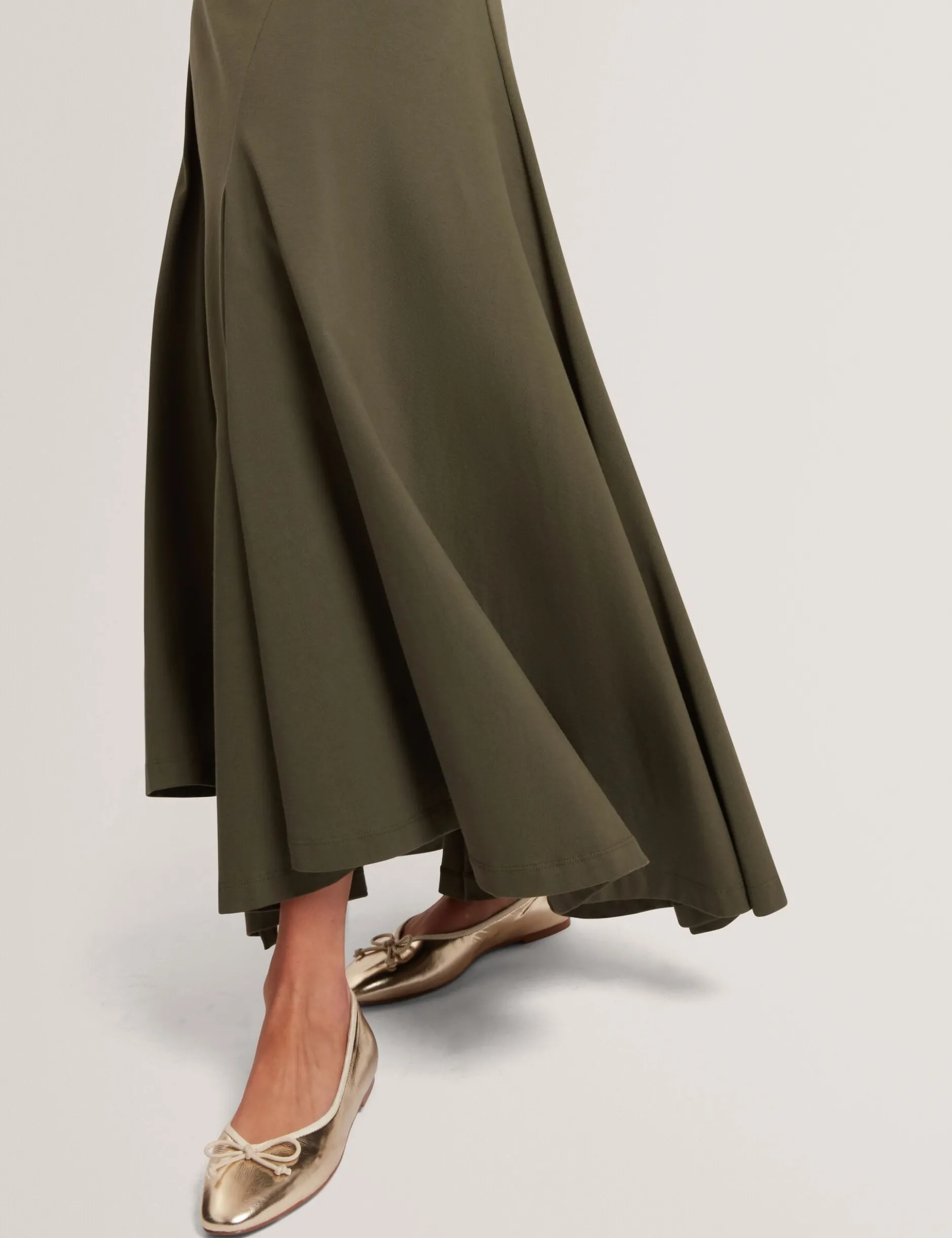 Jersey-Midikleid mit Einsätzen und kurzen Ärmeln