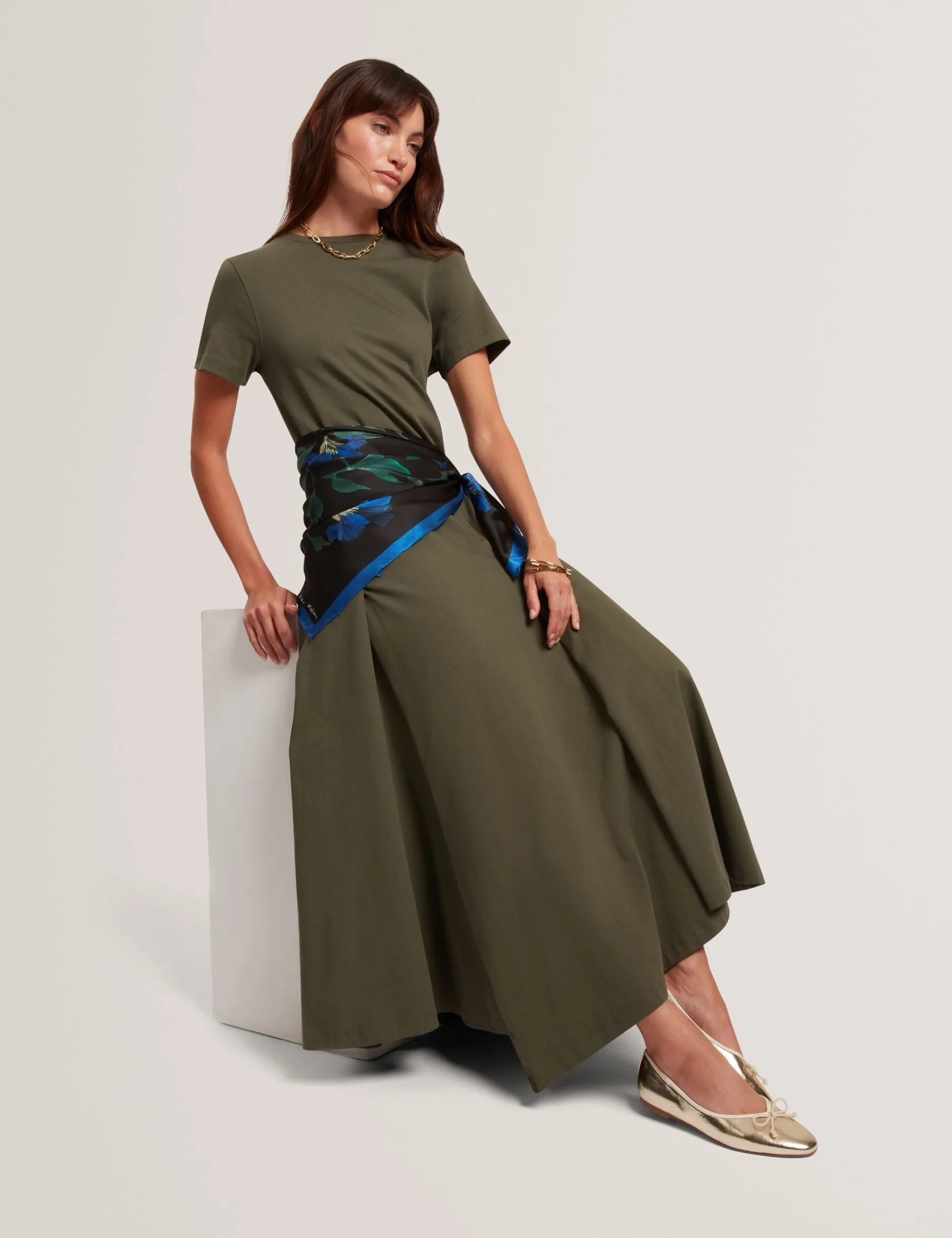 Jersey-Midikleid mit Einsätzen und kurzen Ärmeln
