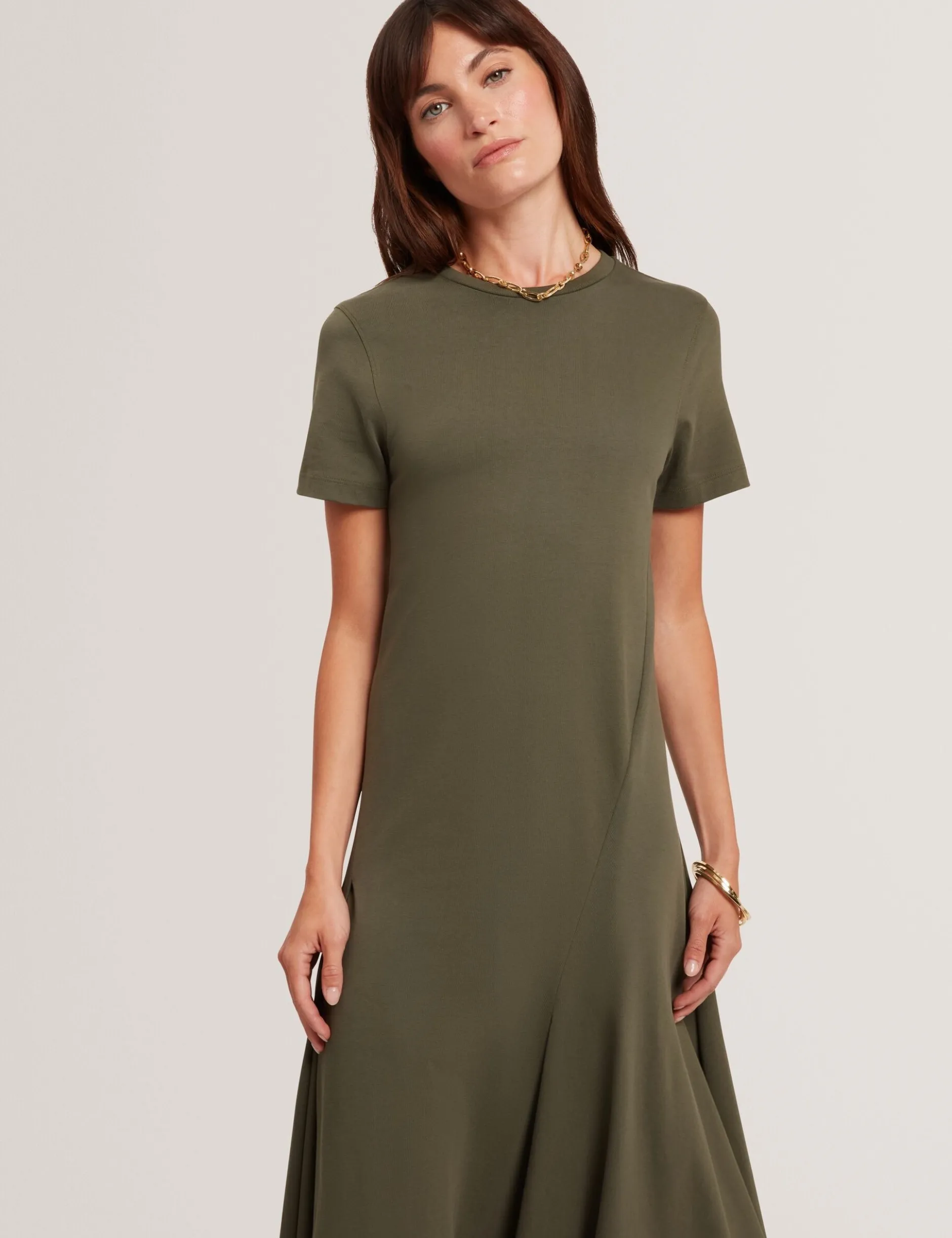 Jersey-Midikleid mit Einsätzen und kurzen Ärmeln
