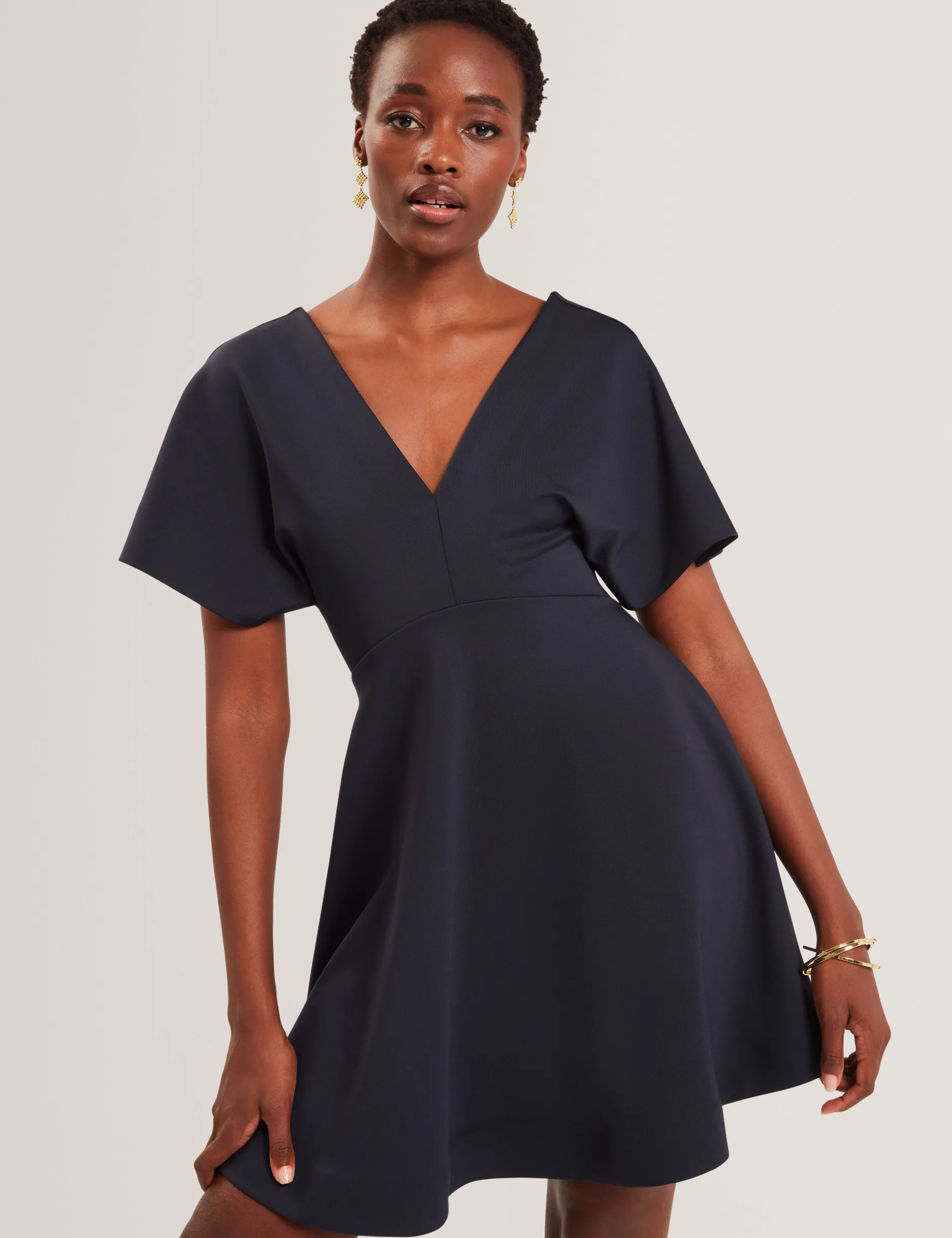 Jersey-Skaterkleid mit flatternden Ärmeln und V-Ausschnitt