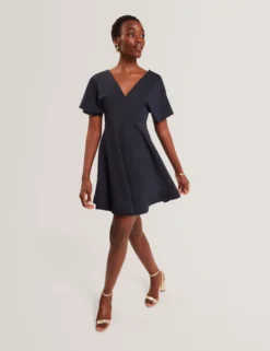 Jersey-Skaterkleid mit flatternden Ärmeln und V-Ausschnitt