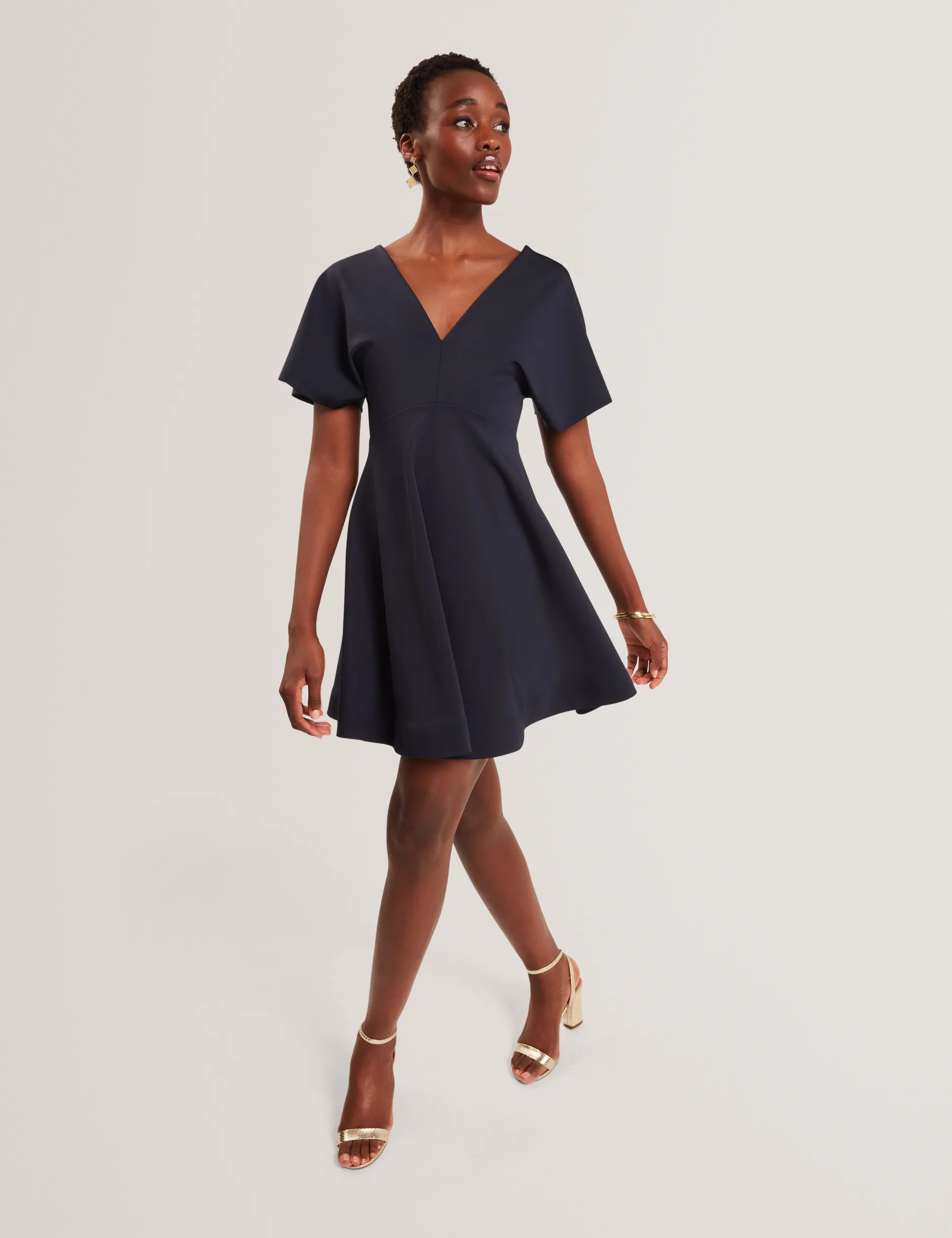 Jersey-Skaterkleid mit flatternden Ärmeln und V-Ausschnitt