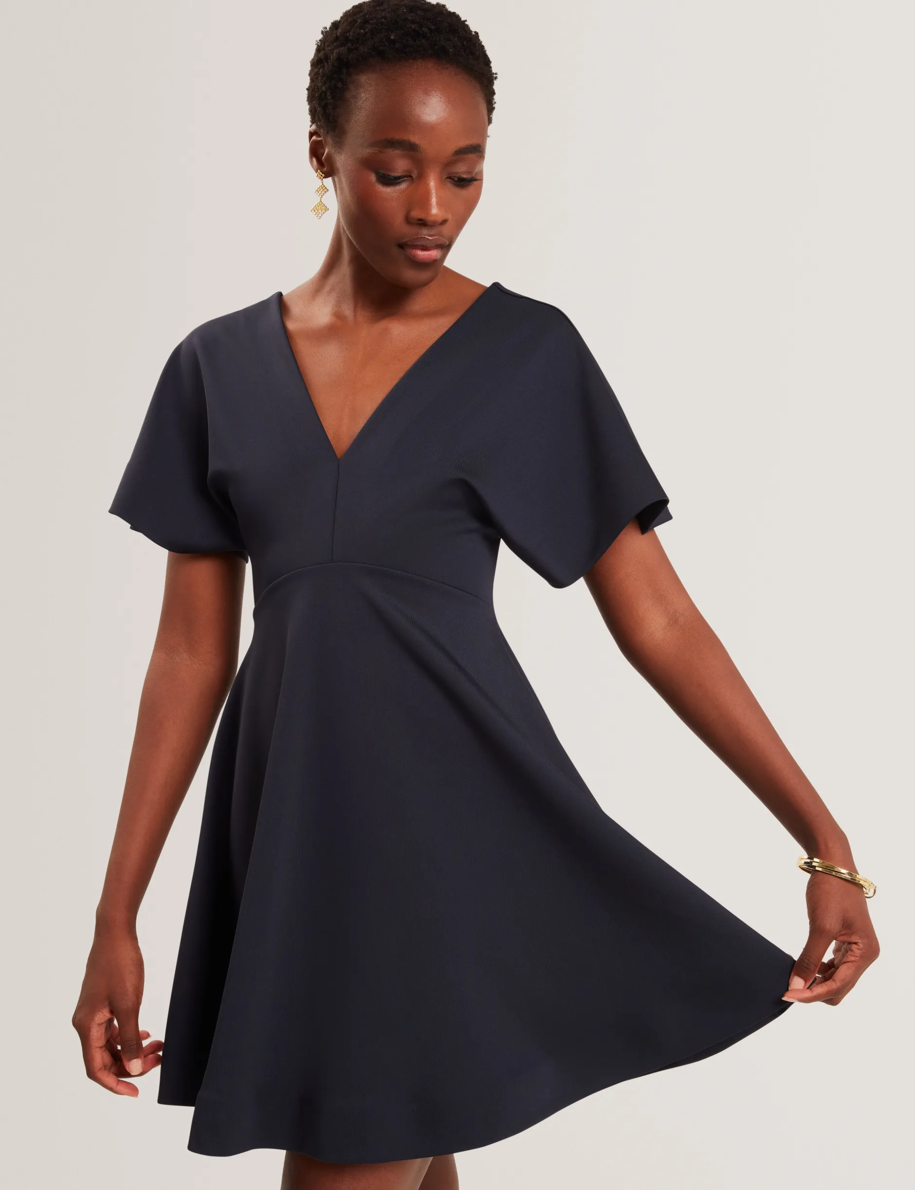 Jersey-Skaterkleid mit flatternden Ärmeln und V-Ausschnitt