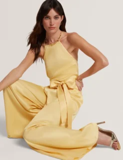 Jumpsuit mit Neckholder und Gürtel, weitem Bein
