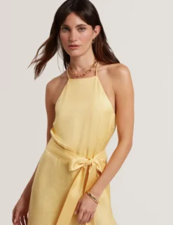 Jumpsuit mit Neckholder und Gürtel, weitem Bein