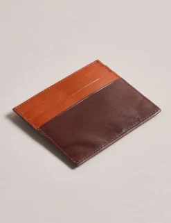 Kartenhalter aus kontrastierendem Leder mit geprägten Ecken