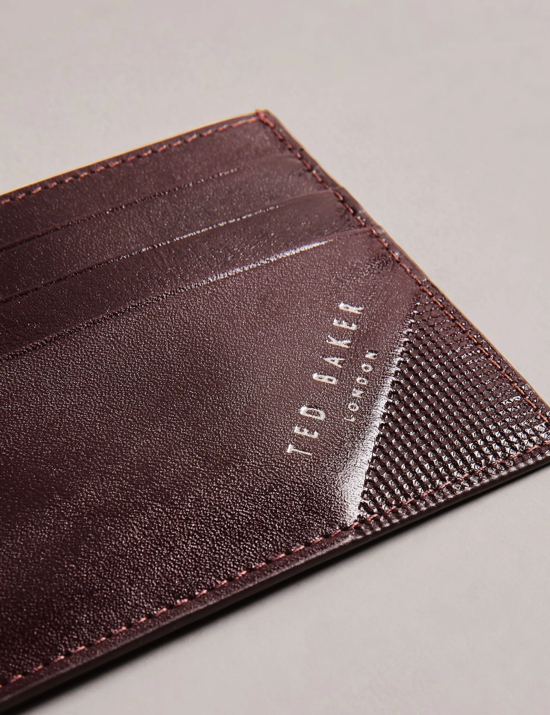 Kartenhalter aus kontrastierendem Leder mit geprägten Ecken