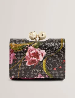 Kleine Handtasche aus bedrucktem Leder mit Rosenverschluss