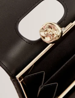 Kleine Handtasche aus bedrucktem Leder mit Rosenverschluss